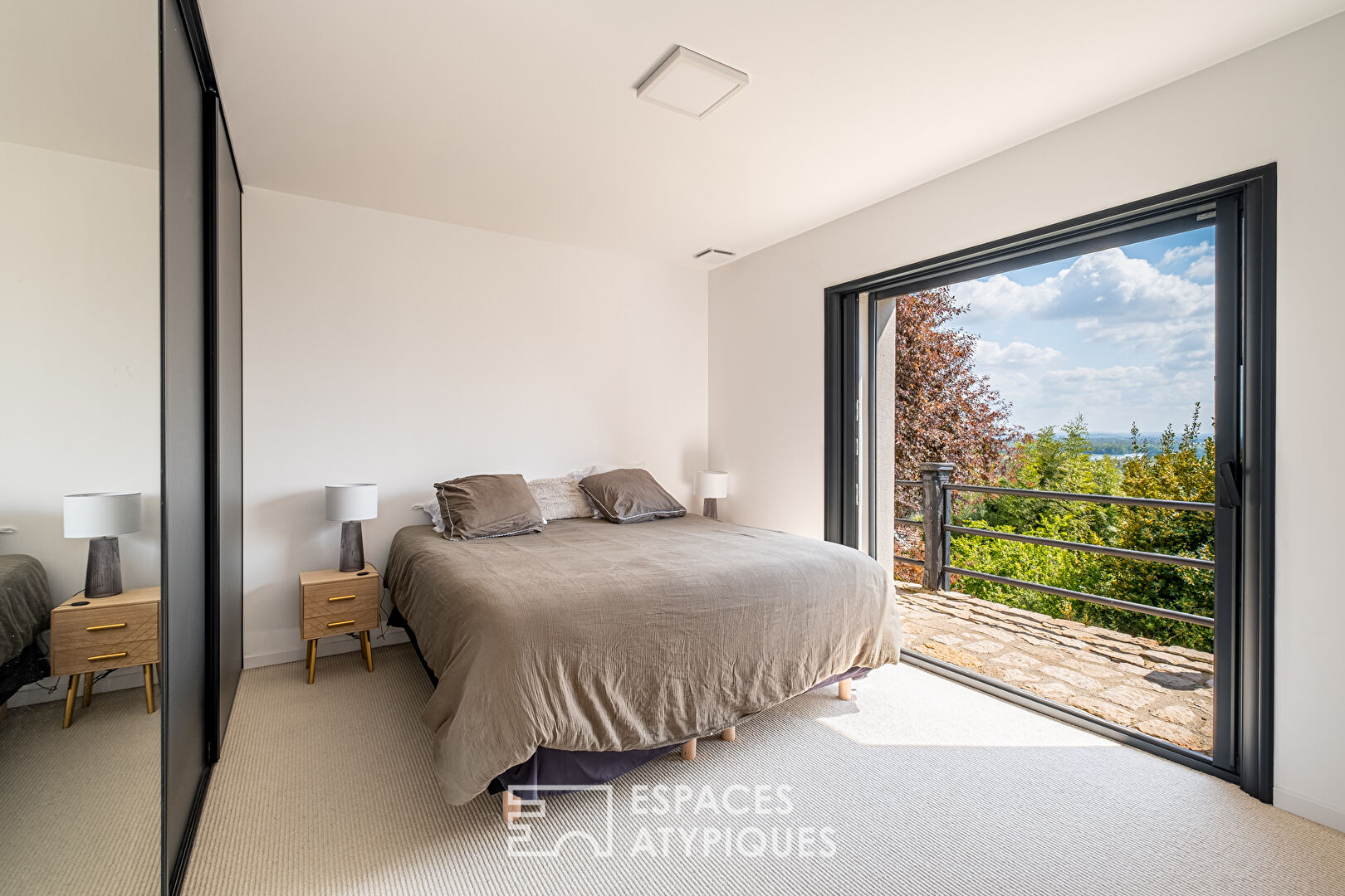 Maison à la rénovation contemporaine avec vue à Neyron