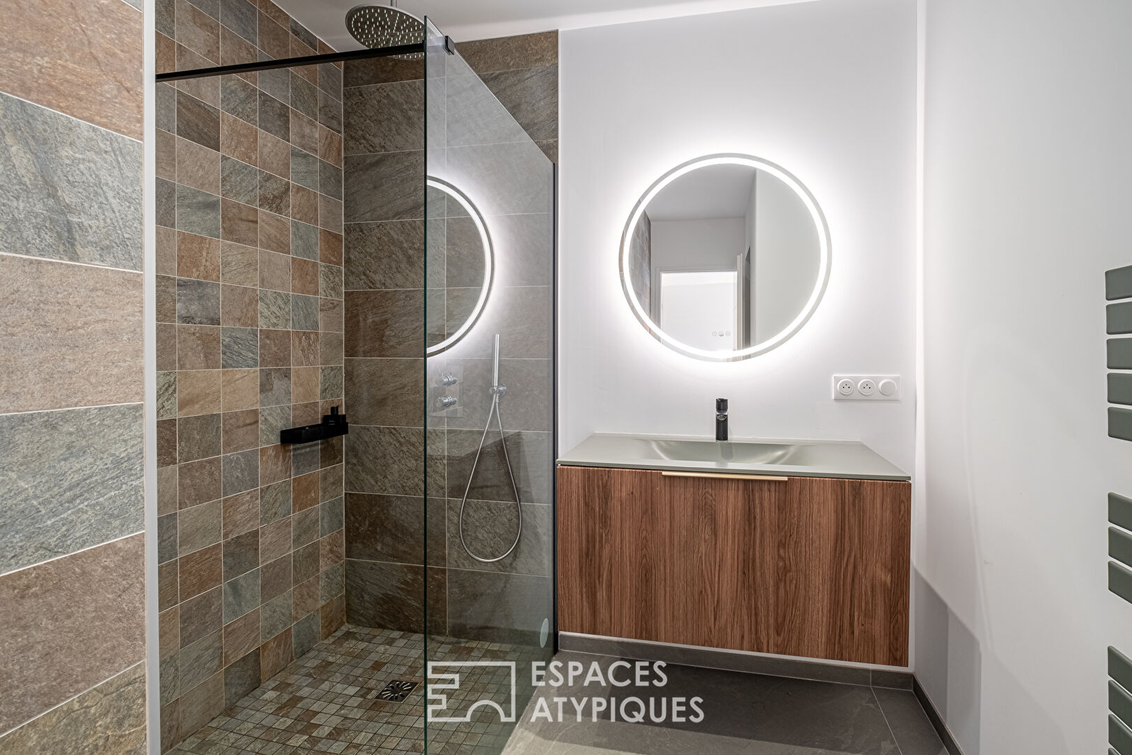 Maison à la rénovation contemporaine avec vue à Neyron