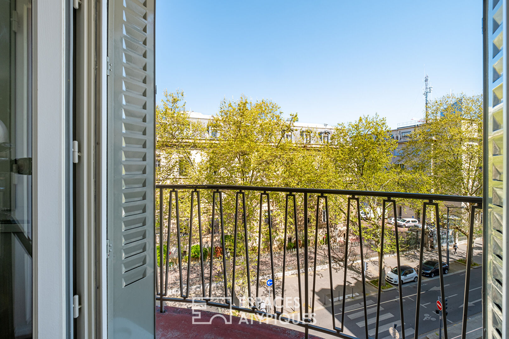 Ancien rénové avec balcon et vue sur la Préfecture