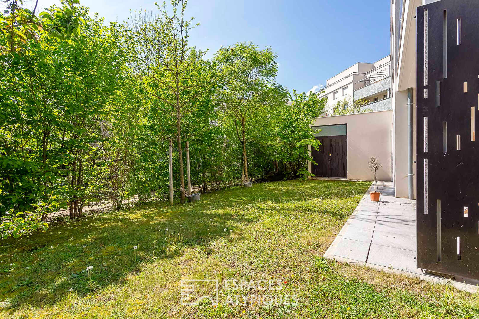 Contemporary apartment with bucolic garden