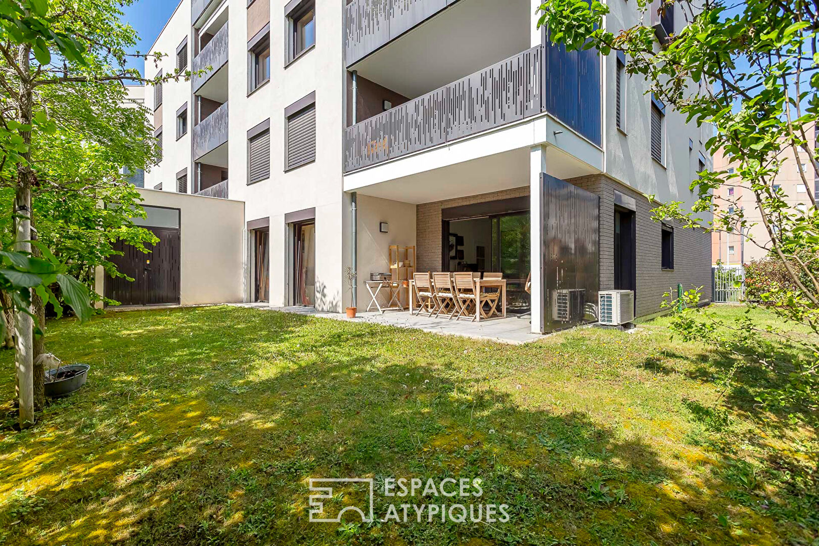 Contemporary apartment with bucolic garden