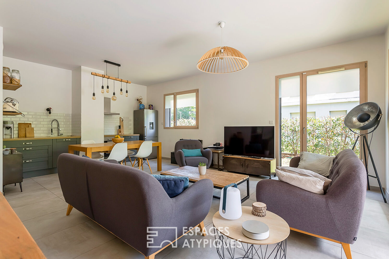 Contemporary apartment with bucolic garden