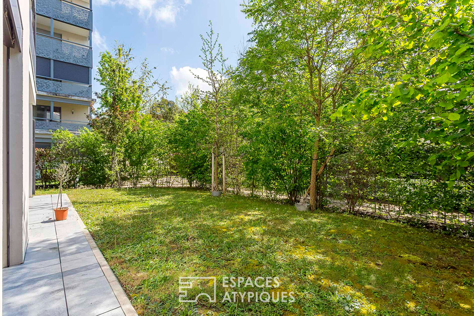 Contemporary apartment with bucolic garden