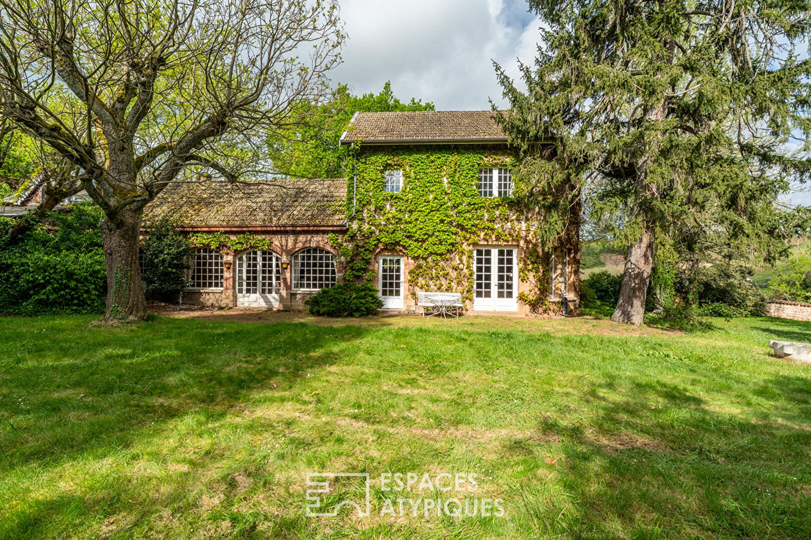 Magnificent building of character in the heart of Beaujolais