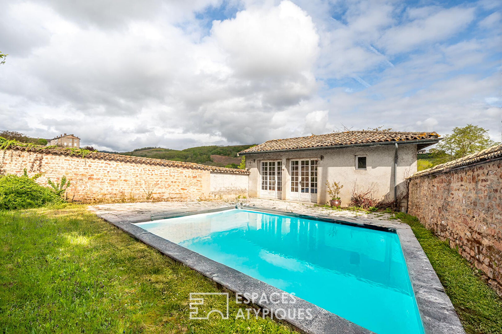 Magnificent building of character in the heart of Beaujolais