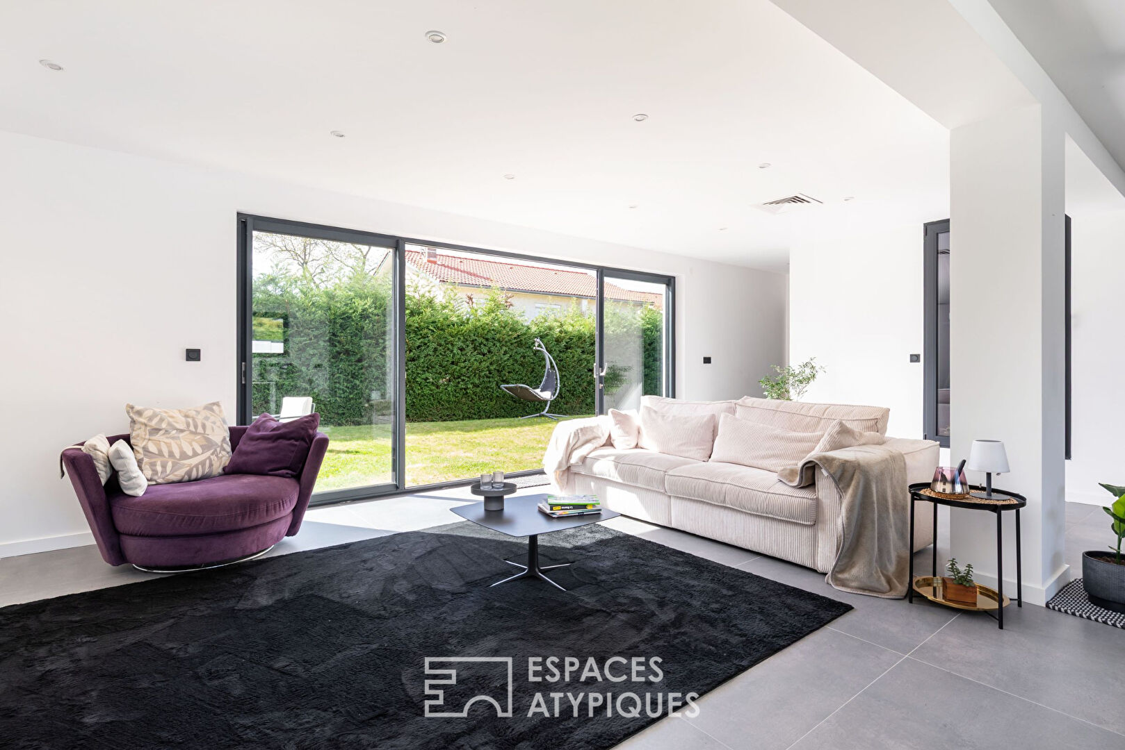 Contemporary-style house in the immediate vicinity of the village