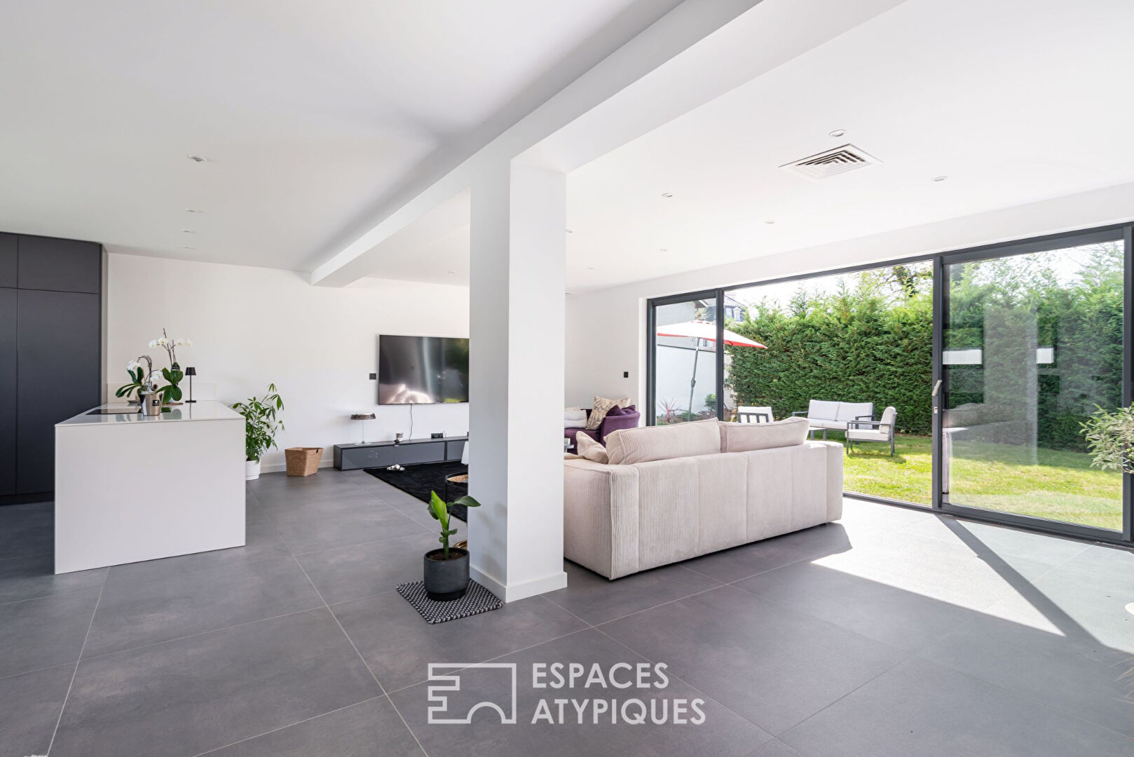 Contemporary-style house in the immediate vicinity of the village