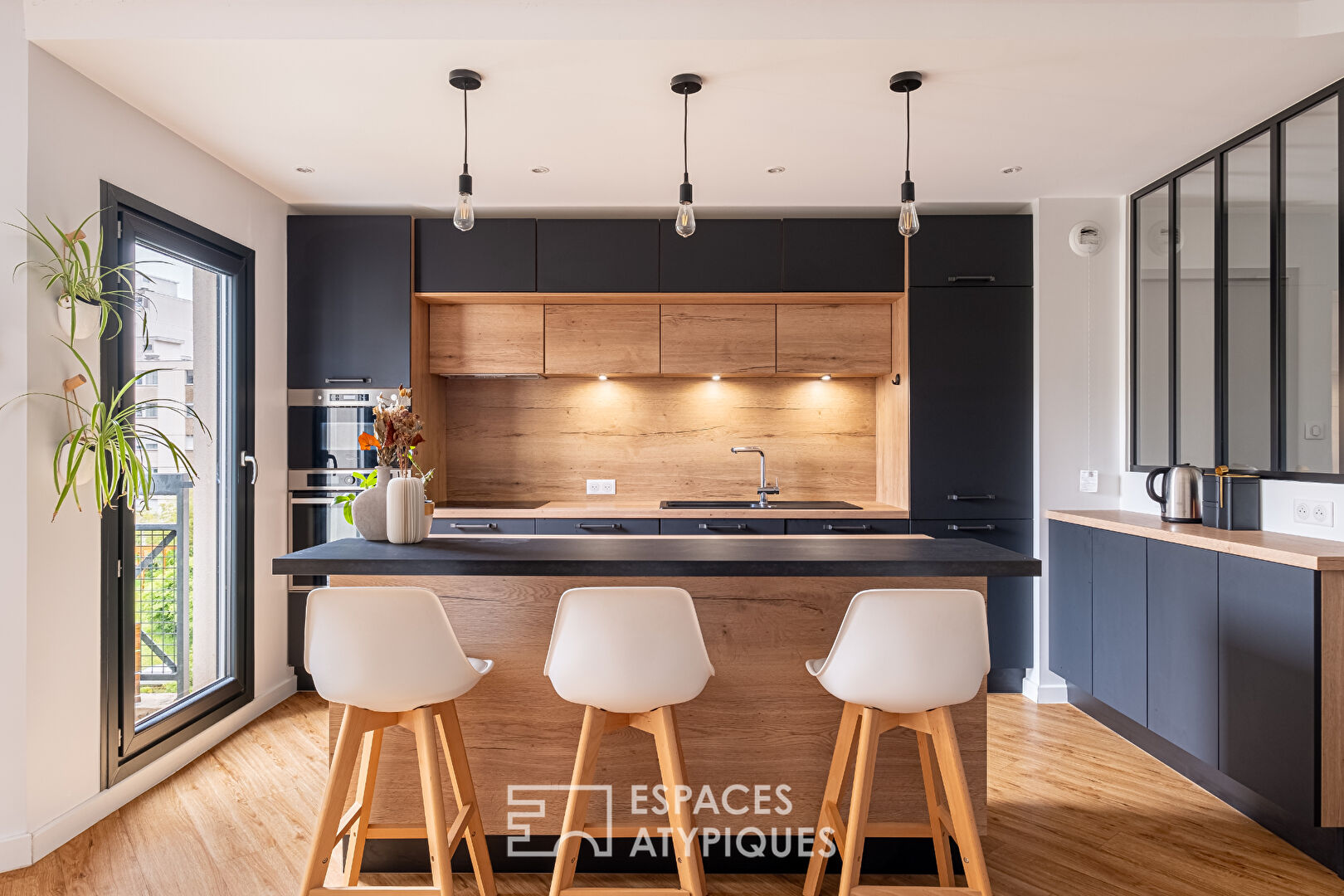 Appartement rénové en dernier étage avec balcon et vue sur jardin