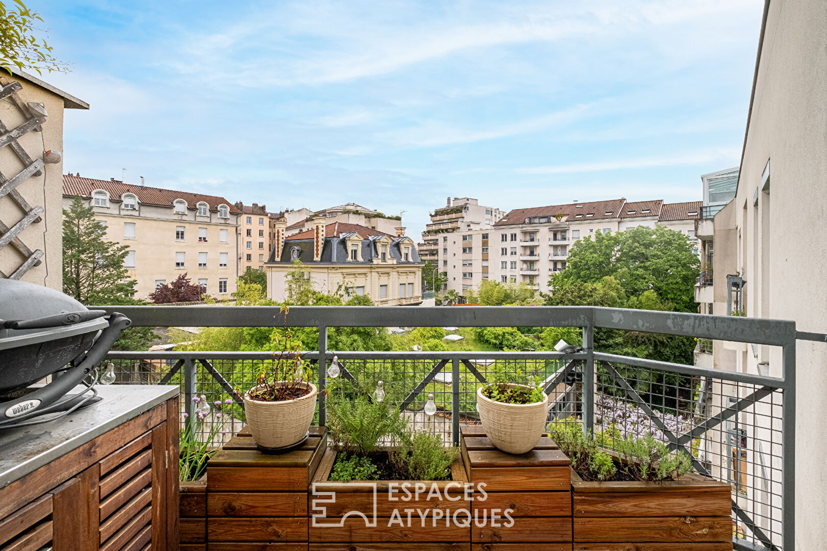 Appartement rénové en dernier étage avec balcon et vue sur jardin