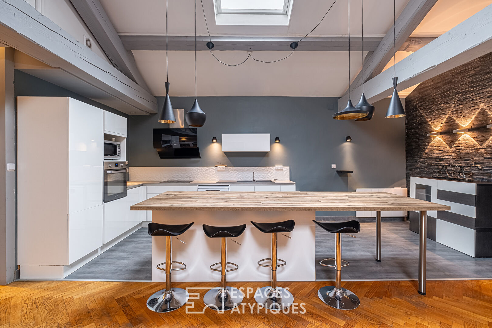 Grand loft familial en plein centre de Jonage