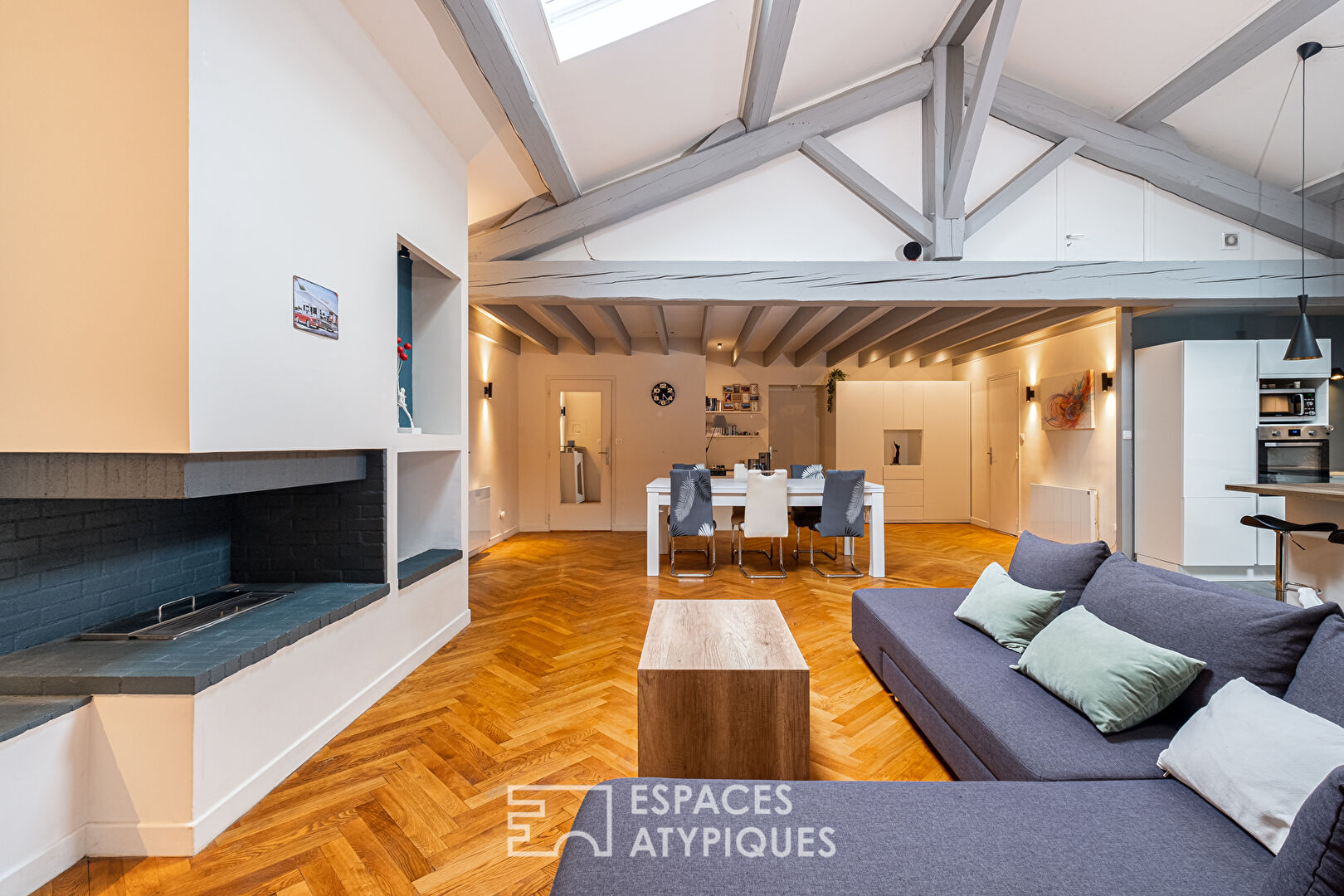 Grand loft familial en plein centre de Jonage