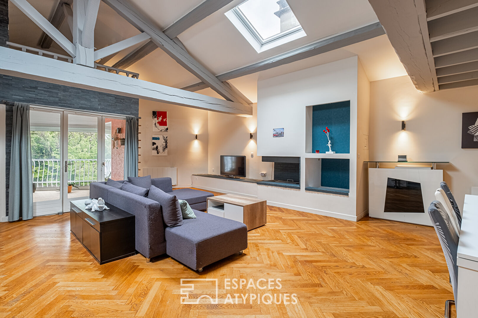Grand loft familial en plein centre de Jonage