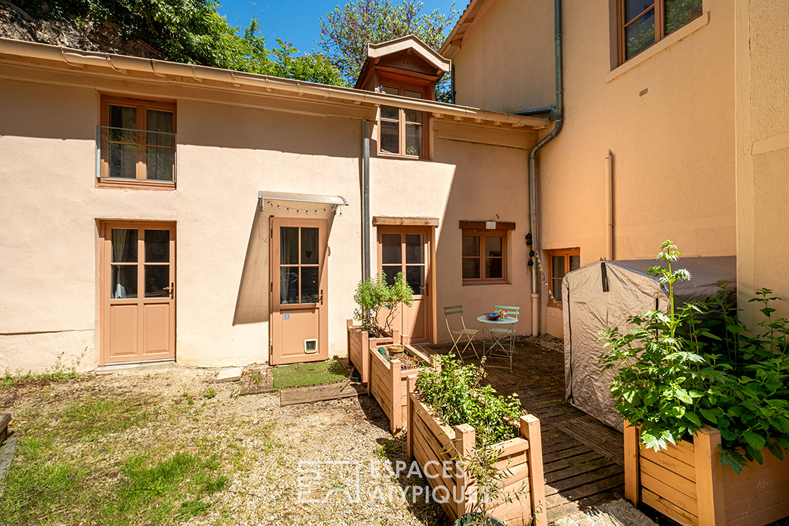 Appartement intmiste avec sa terrasse privative.