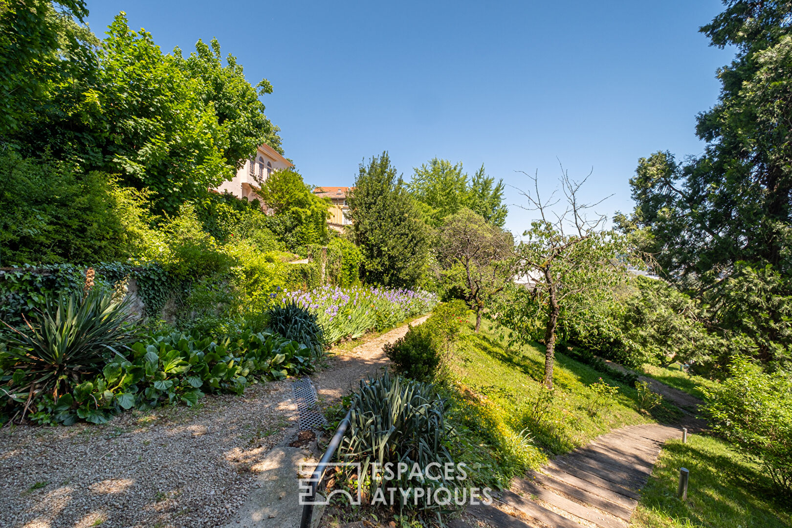 Appartement intmiste avec sa terrasse privative.