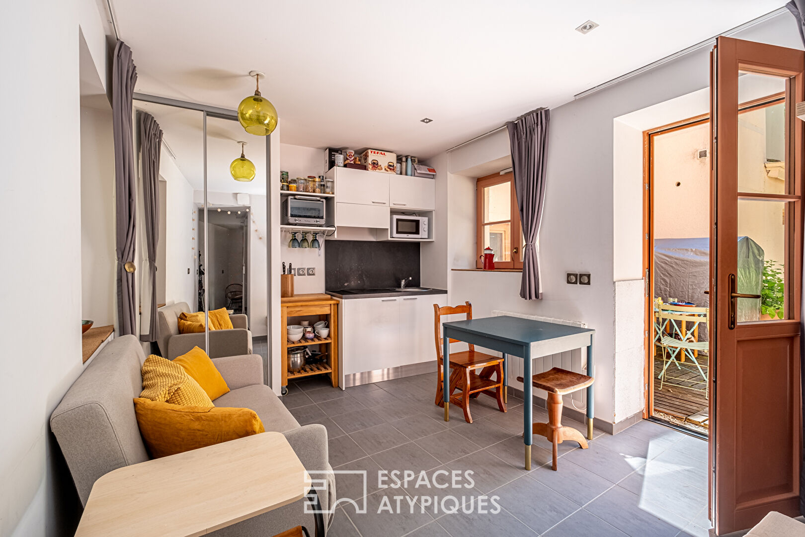 Appartement intmiste avec sa terrasse privative.