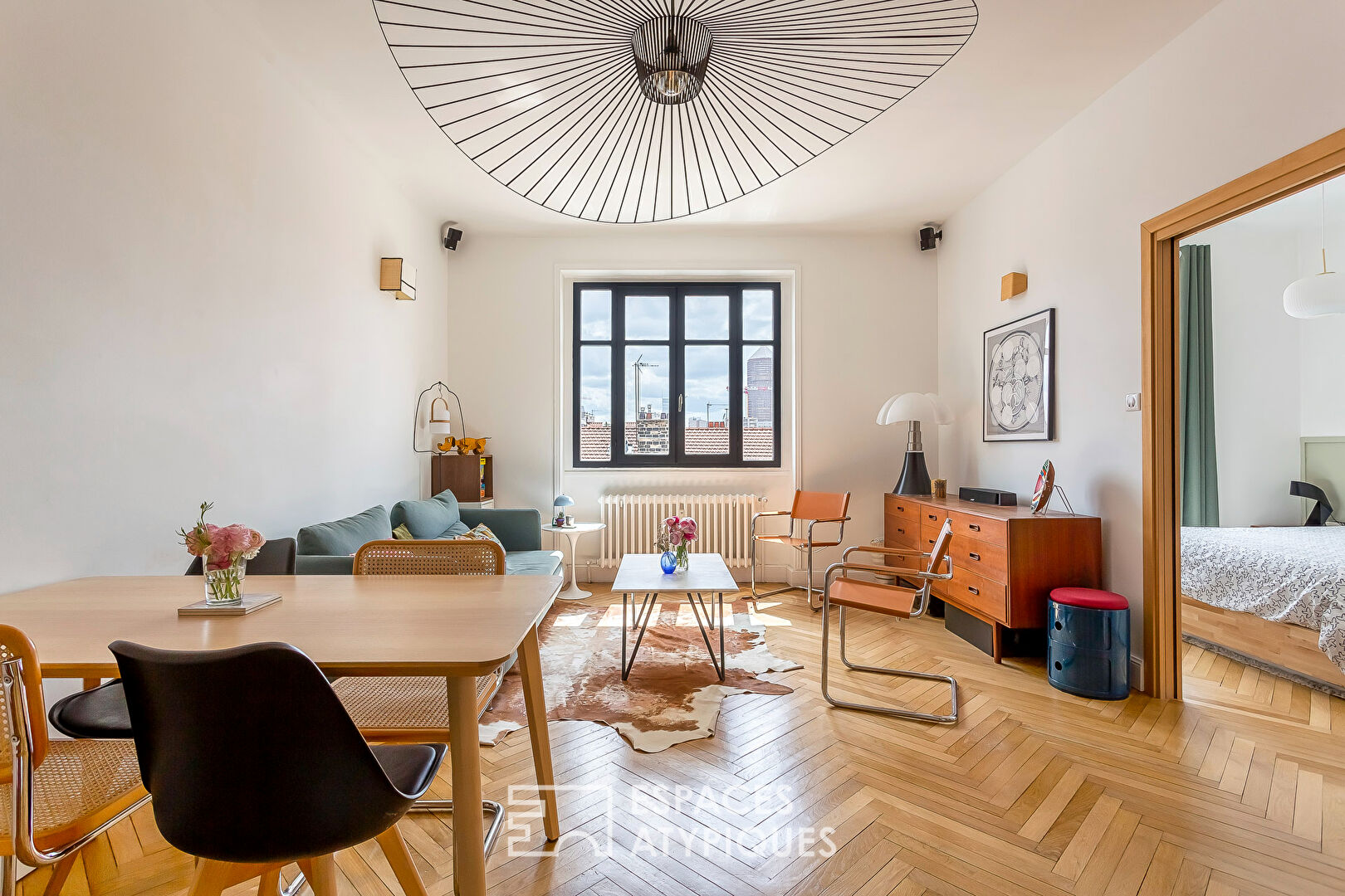 Apartment in an art deco building with a view on the top floor