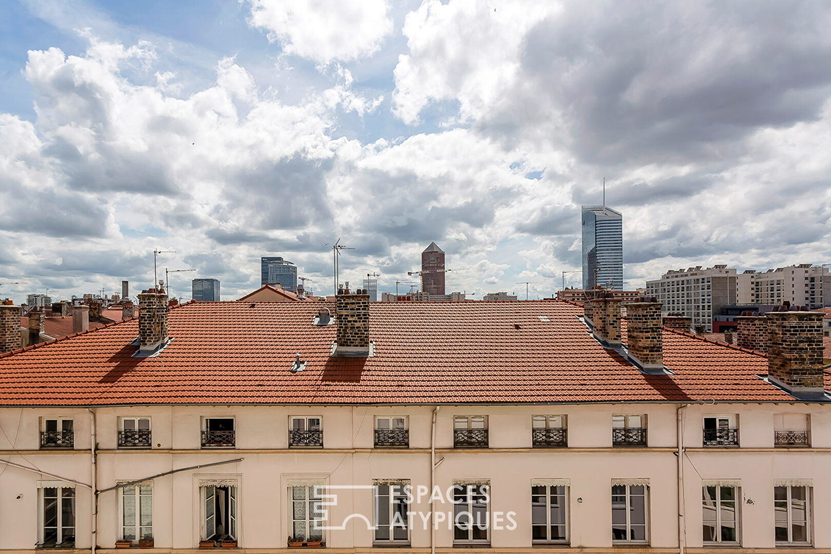Apartment in an art deco building with a view on the top floor