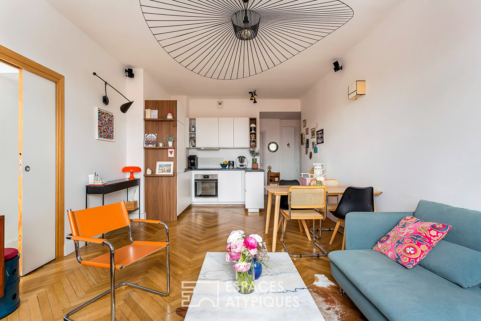 Apartment in an art deco building with a view on the top floor