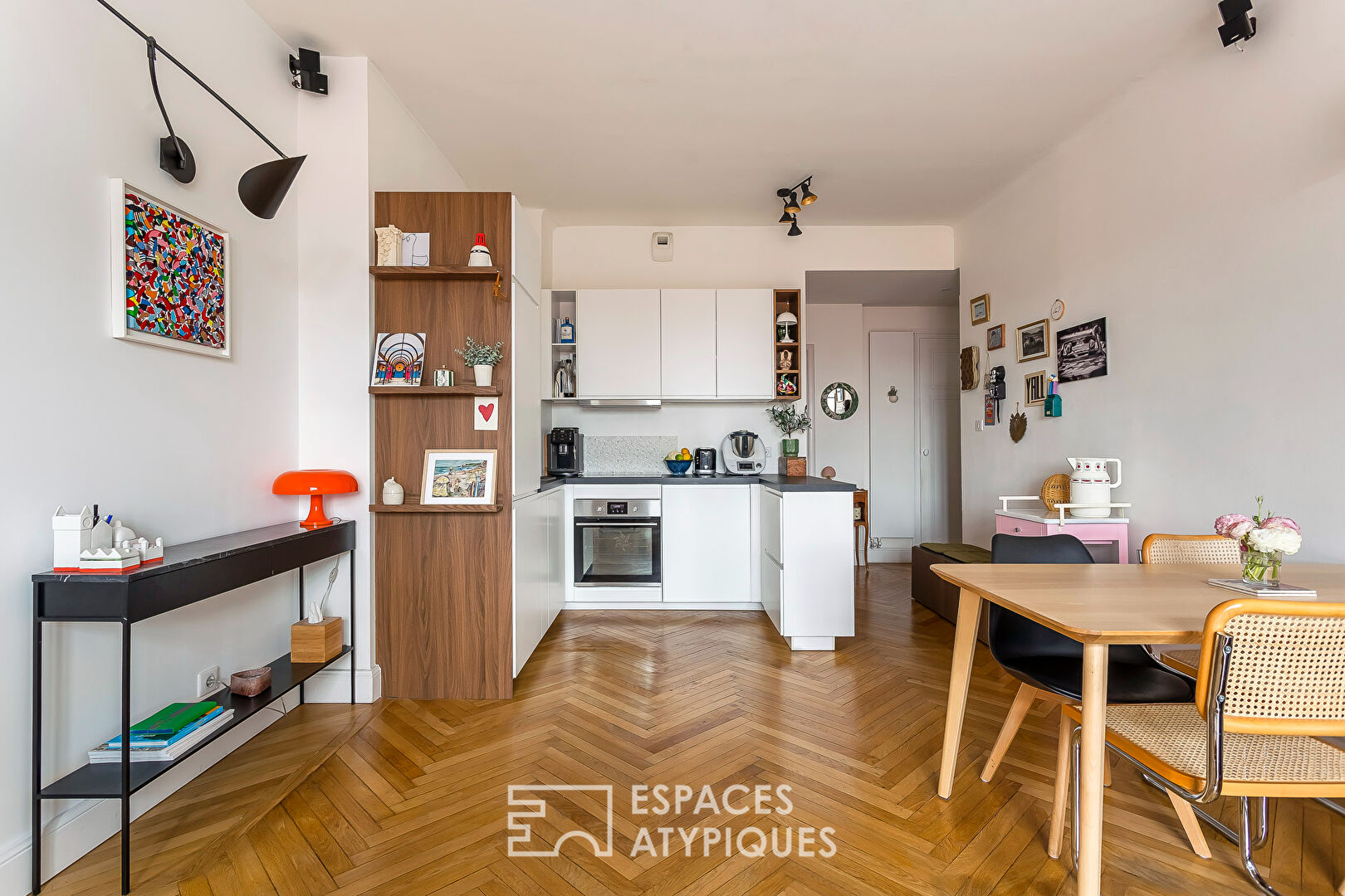 Apartment in an art deco building with a view on the top floor
