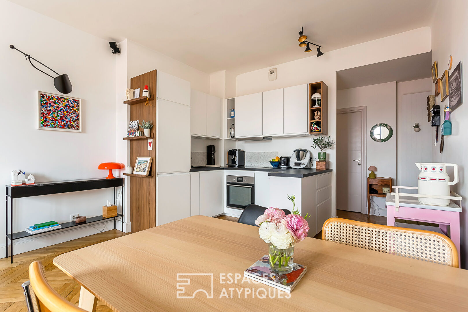 Apartment in an art deco building with a view on the top floor