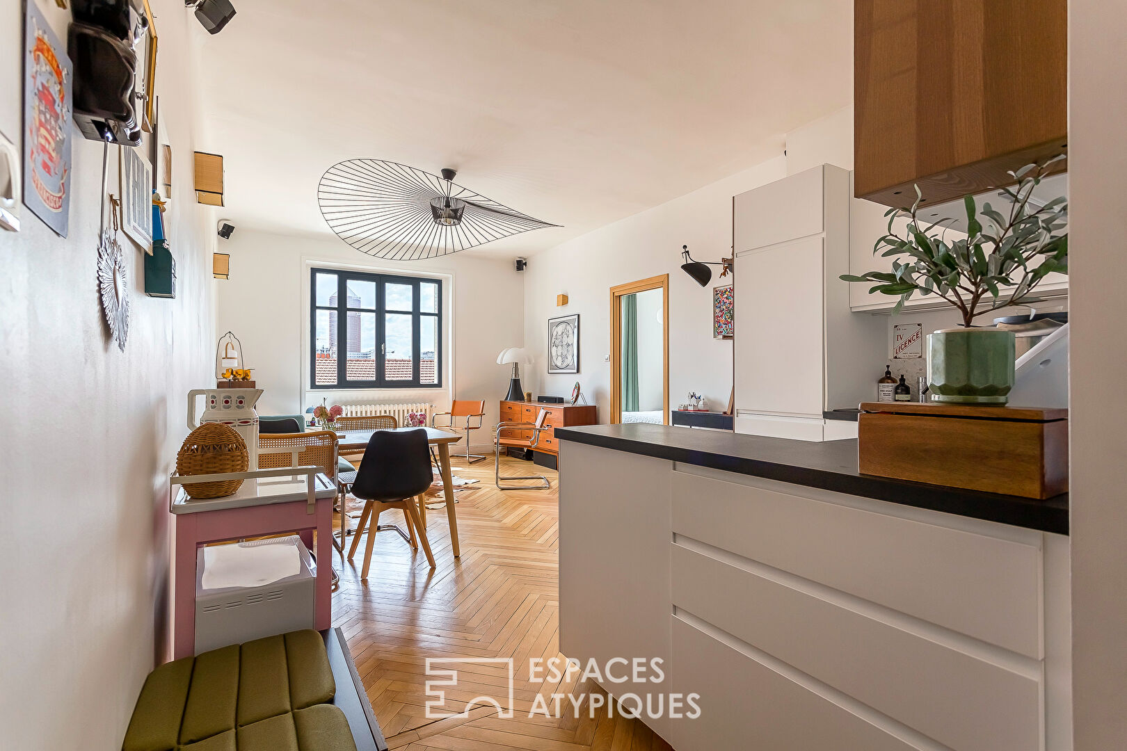 Apartment in an art deco building with a view on the top floor