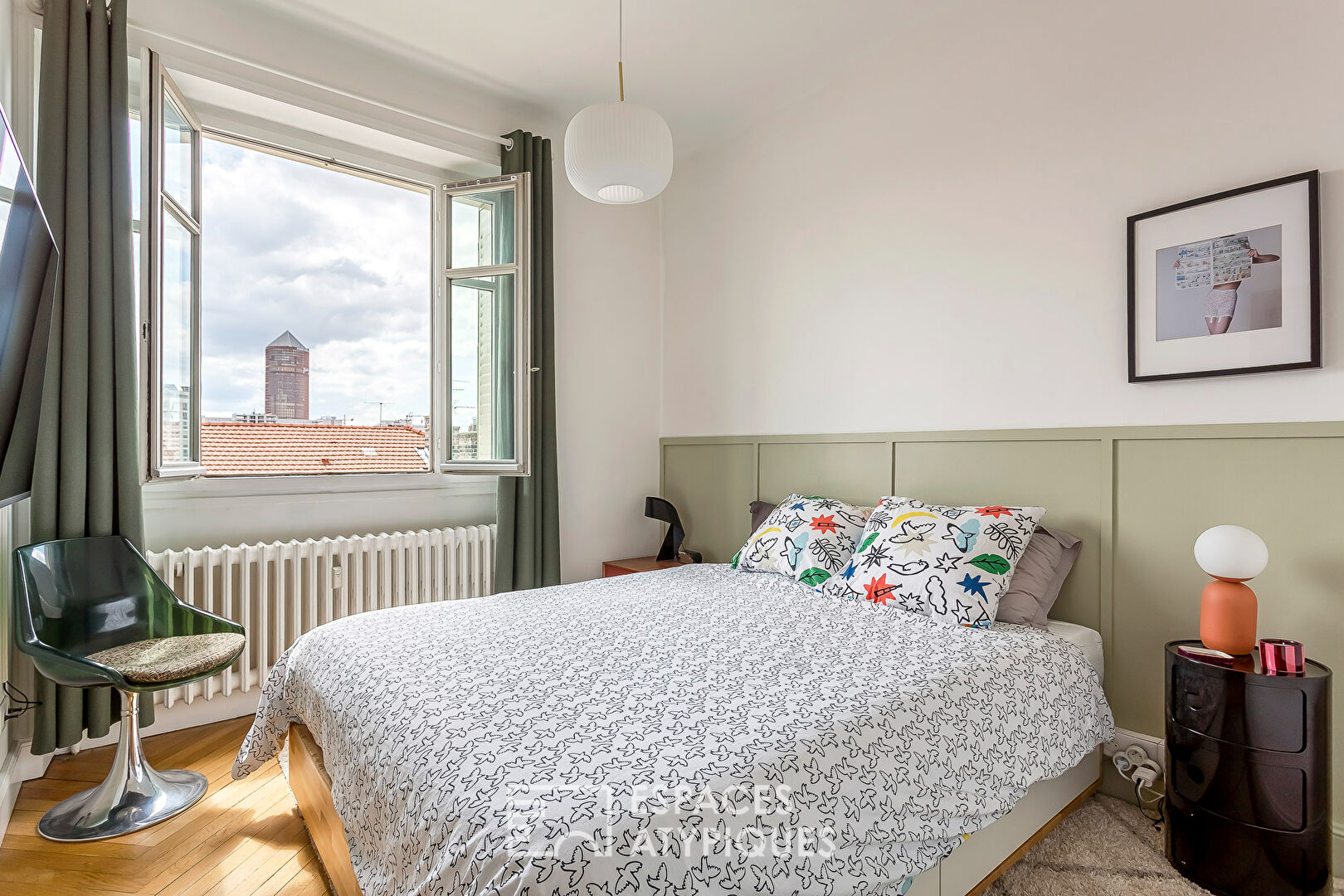 Apartment in an art deco building with a view on the top floor