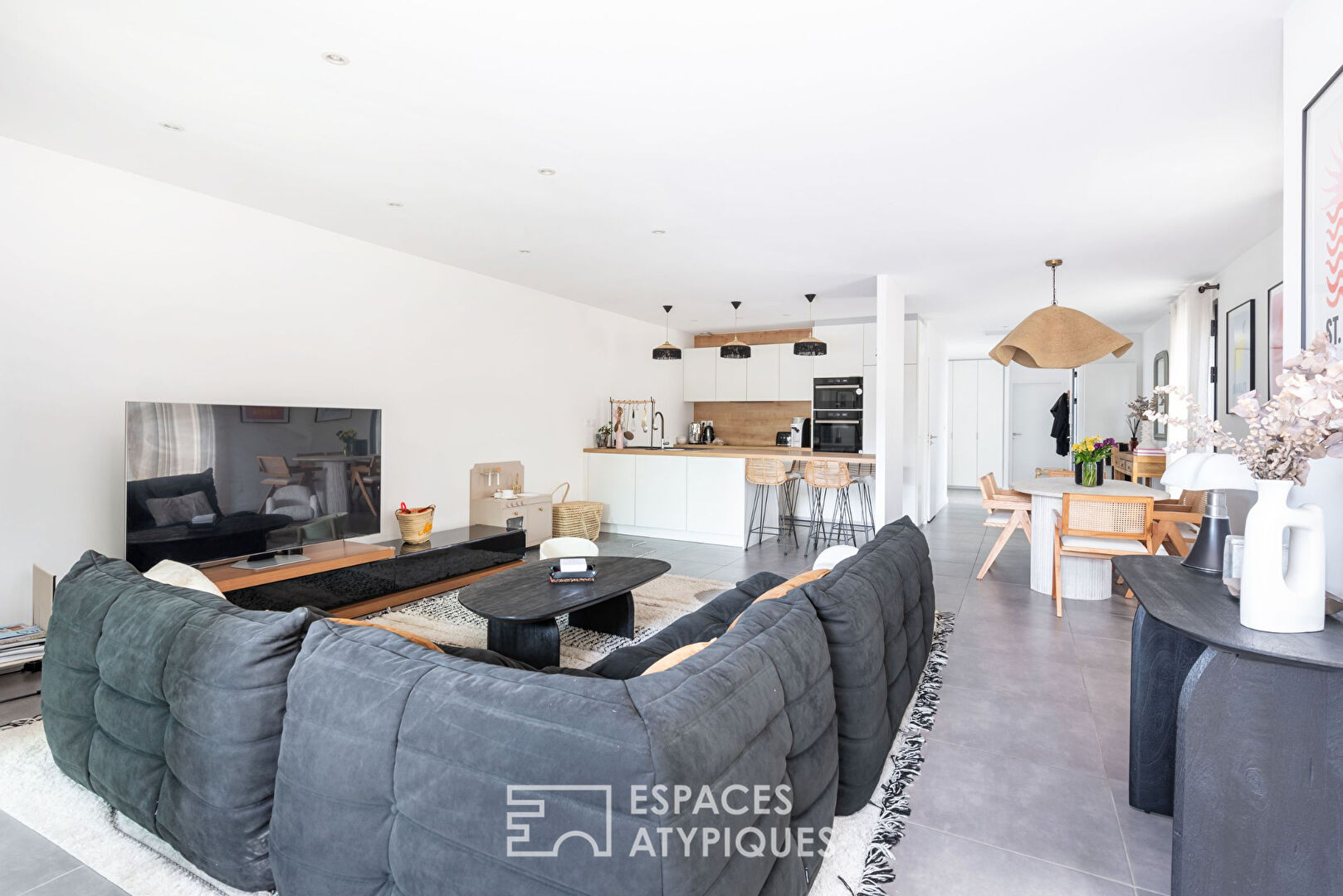 Contemporary house in the village of Tassin