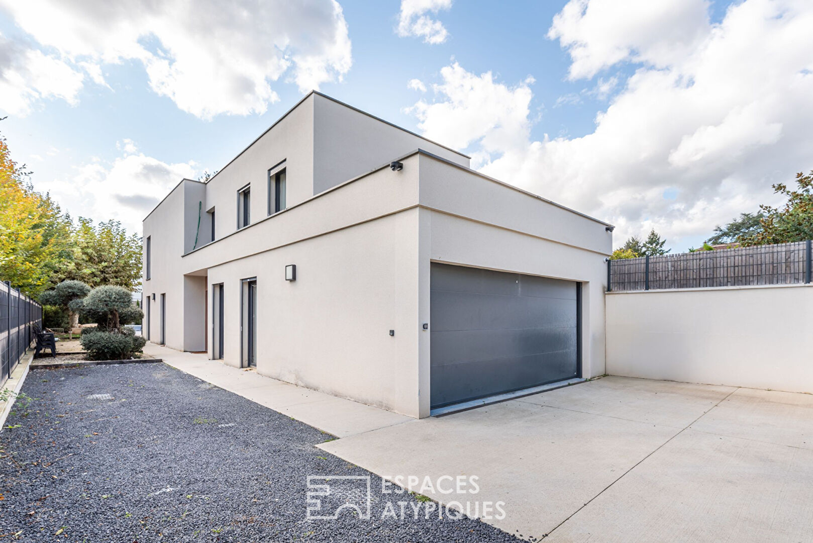 Contemporary house in the village of Tassin