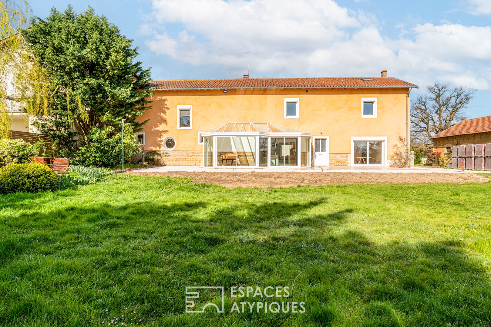 Esprit campagne et lignes contemporaines à Mionnay