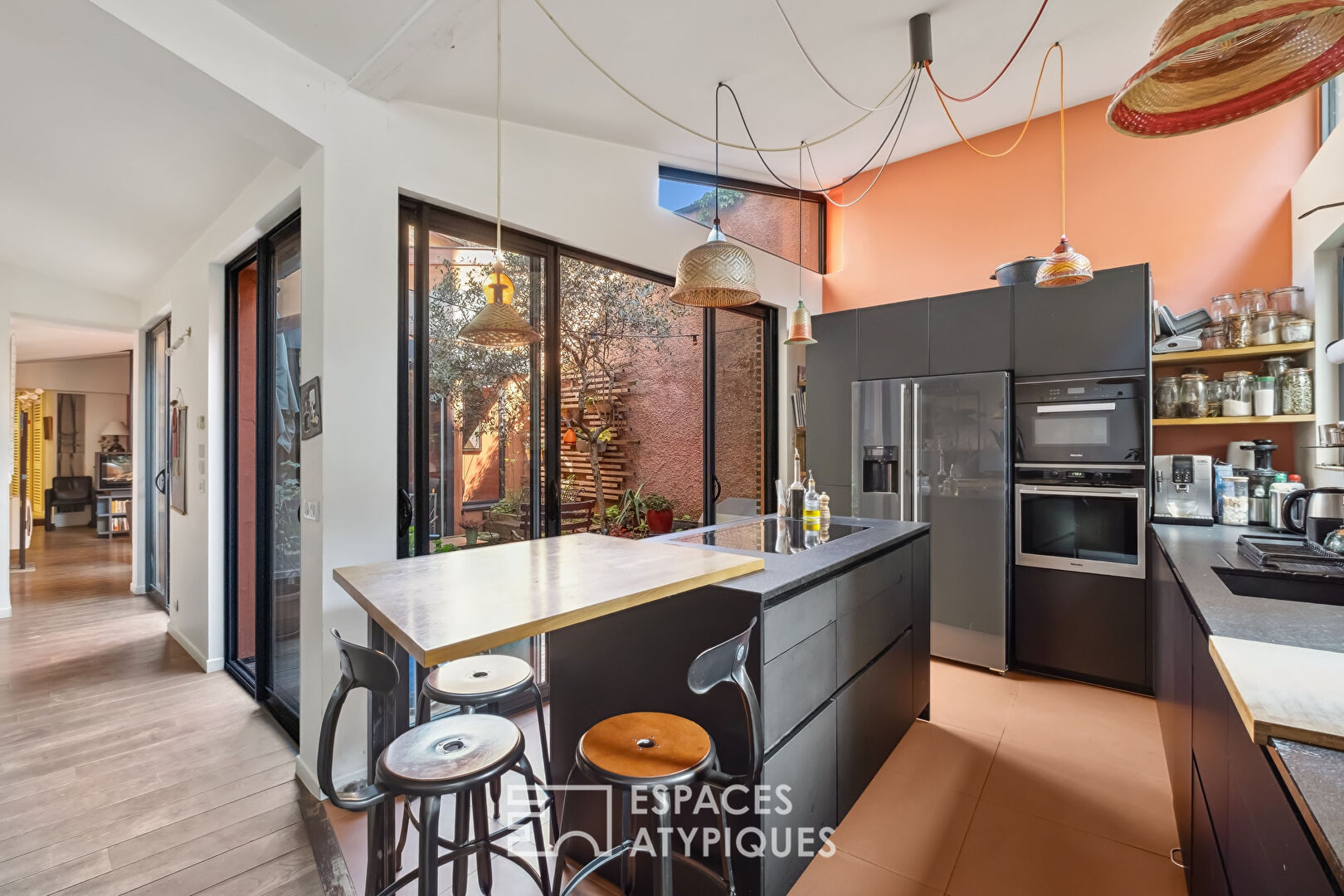 Maison de ville intimiste rénovée avec son patio à proximité directe du métro Saxe-Gambetta