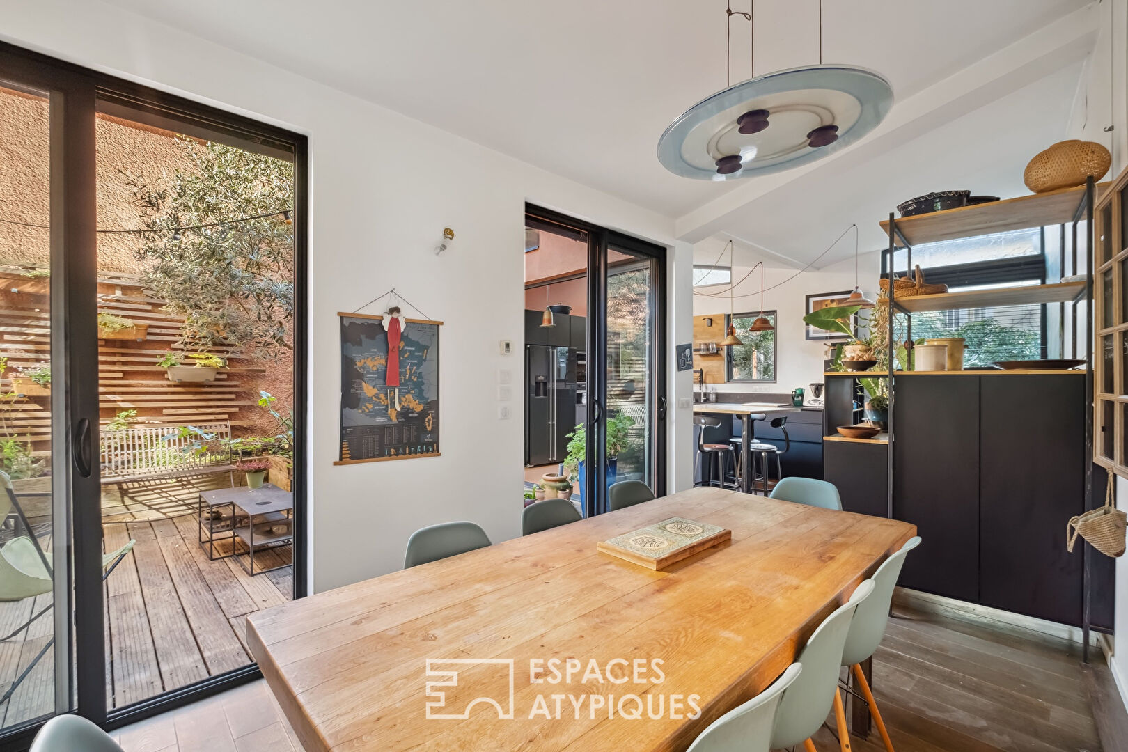 Maison de ville intimiste rénovée avec son patio à proximité directe du métro Saxe-Gambetta