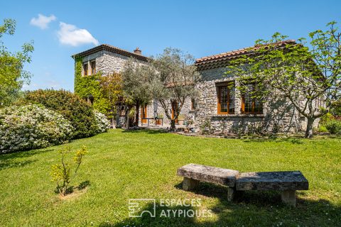 Maison en pierre avec vue les monts du Lyonnais dans un cadre bucolique