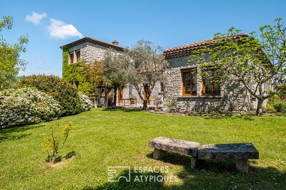 Maison en pierre avec vue les monts du Lyonnais dans un cadre bucolique