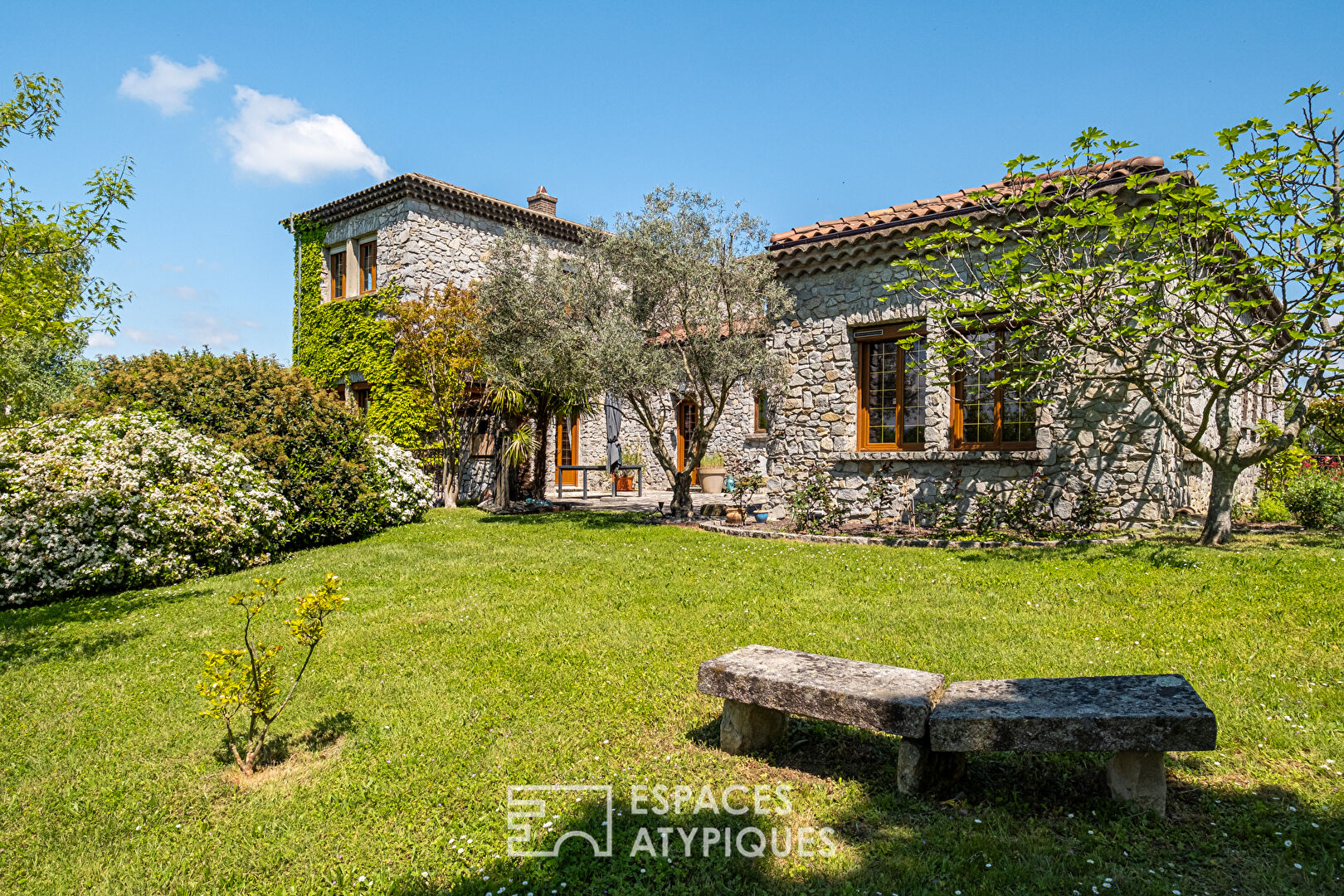 Maison en pierre avec vue les monts du Lyonnais dans un cadre bucolique