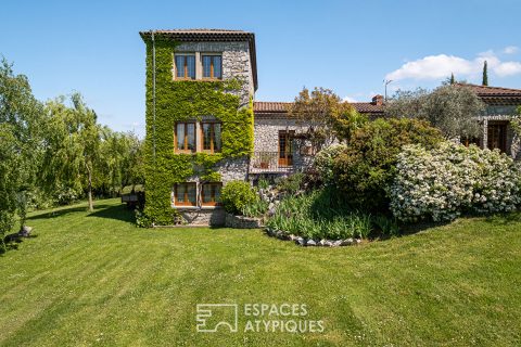 Maison en pierre avec vue les monts du Lyonnais dans un cadre bucolique