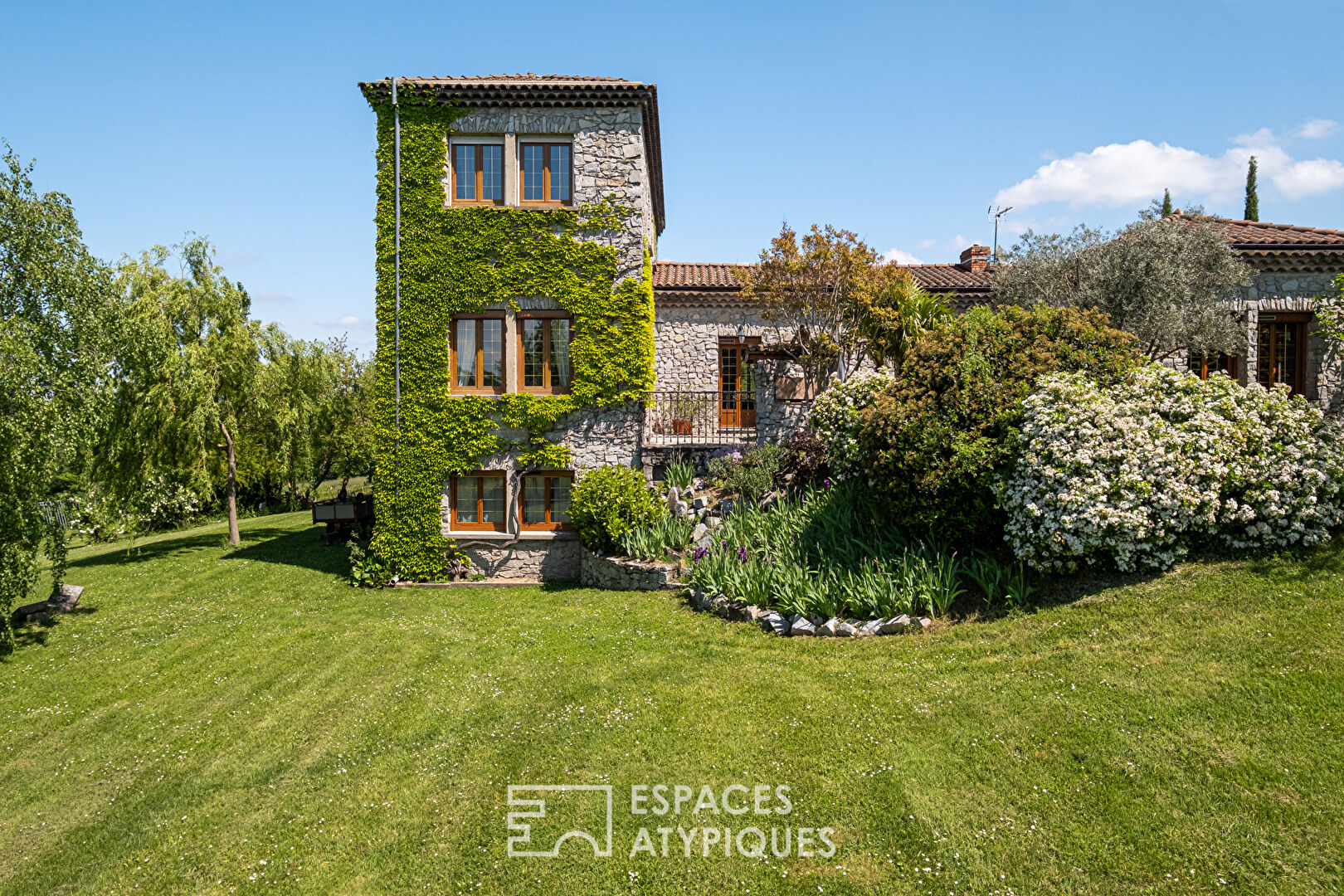 Maison en pierre avec vue les monts du Lyonnais dans un cadre bucolique