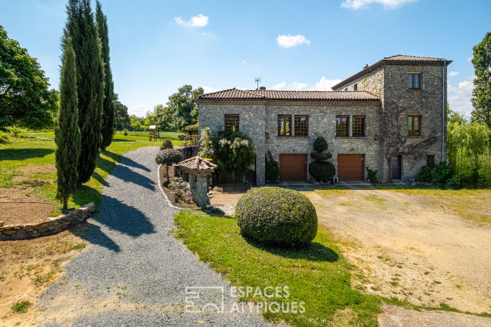 Maison en pierre avec vue les monts du Lyonnais dans un cadre bucolique