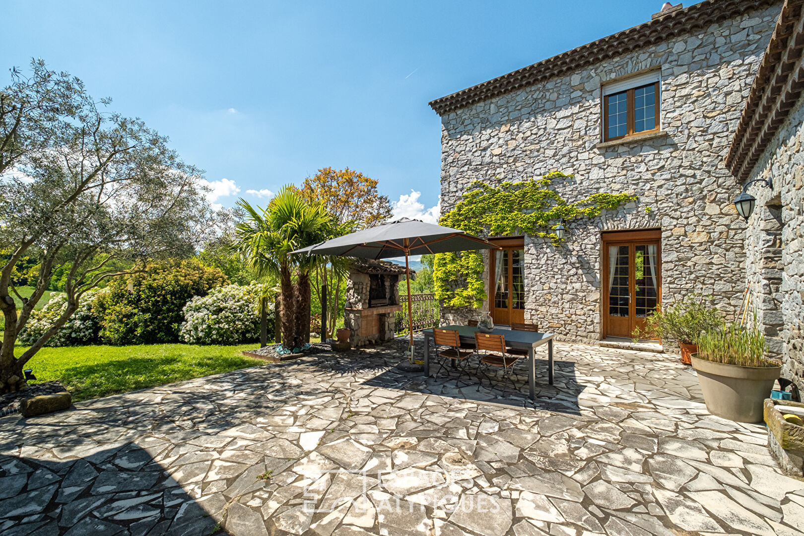 Maison en pierre avec vue les monts du Lyonnais dans un cadre bucolique