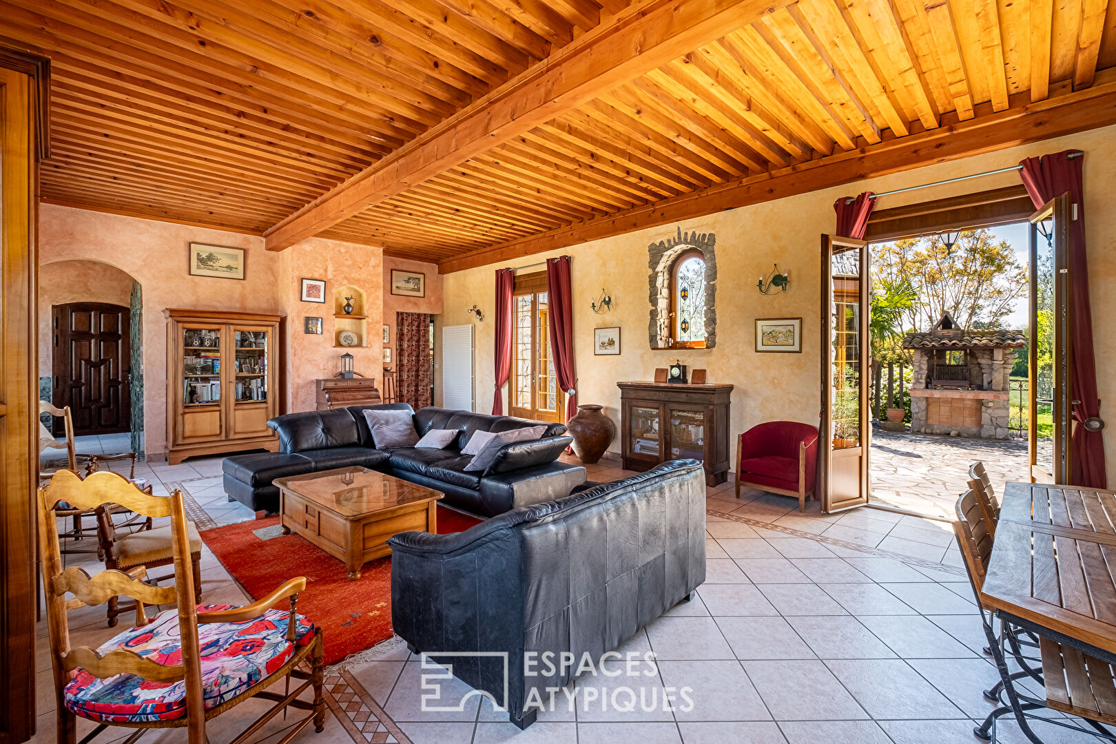 Maison en pierre avec vue les monts du Lyonnais dans un cadre bucolique