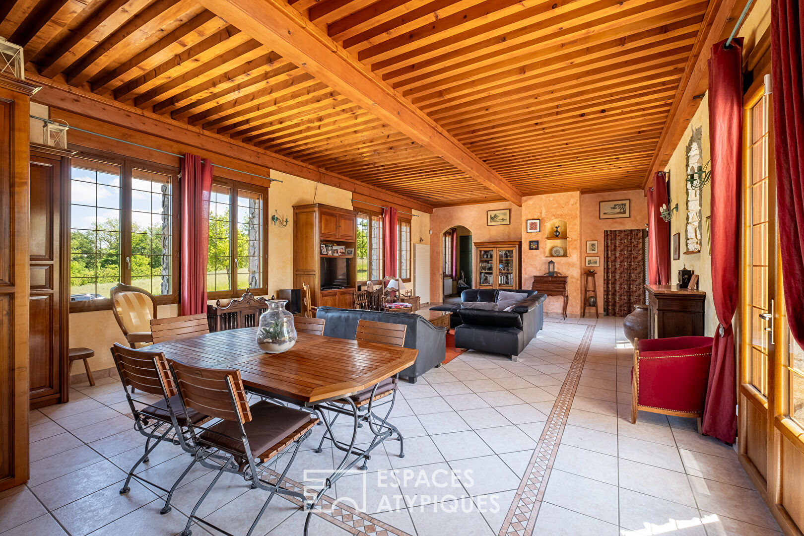 Maison en pierre avec vue les monts du Lyonnais dans un cadre bucolique