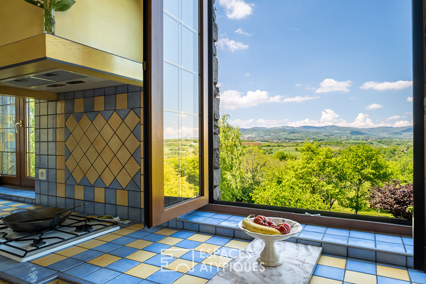 Maison en pierre avec vue les monts du Lyonnais dans un cadre bucolique