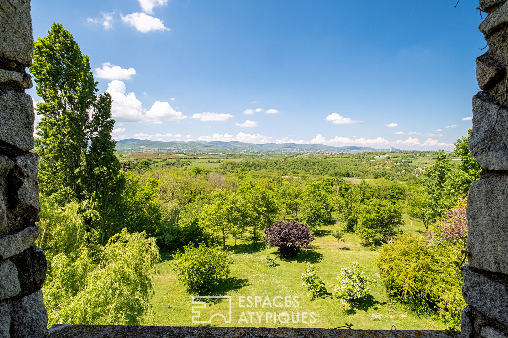 Maison en pierre avec vue les monts du Lyonnais dans un cadre bucolique