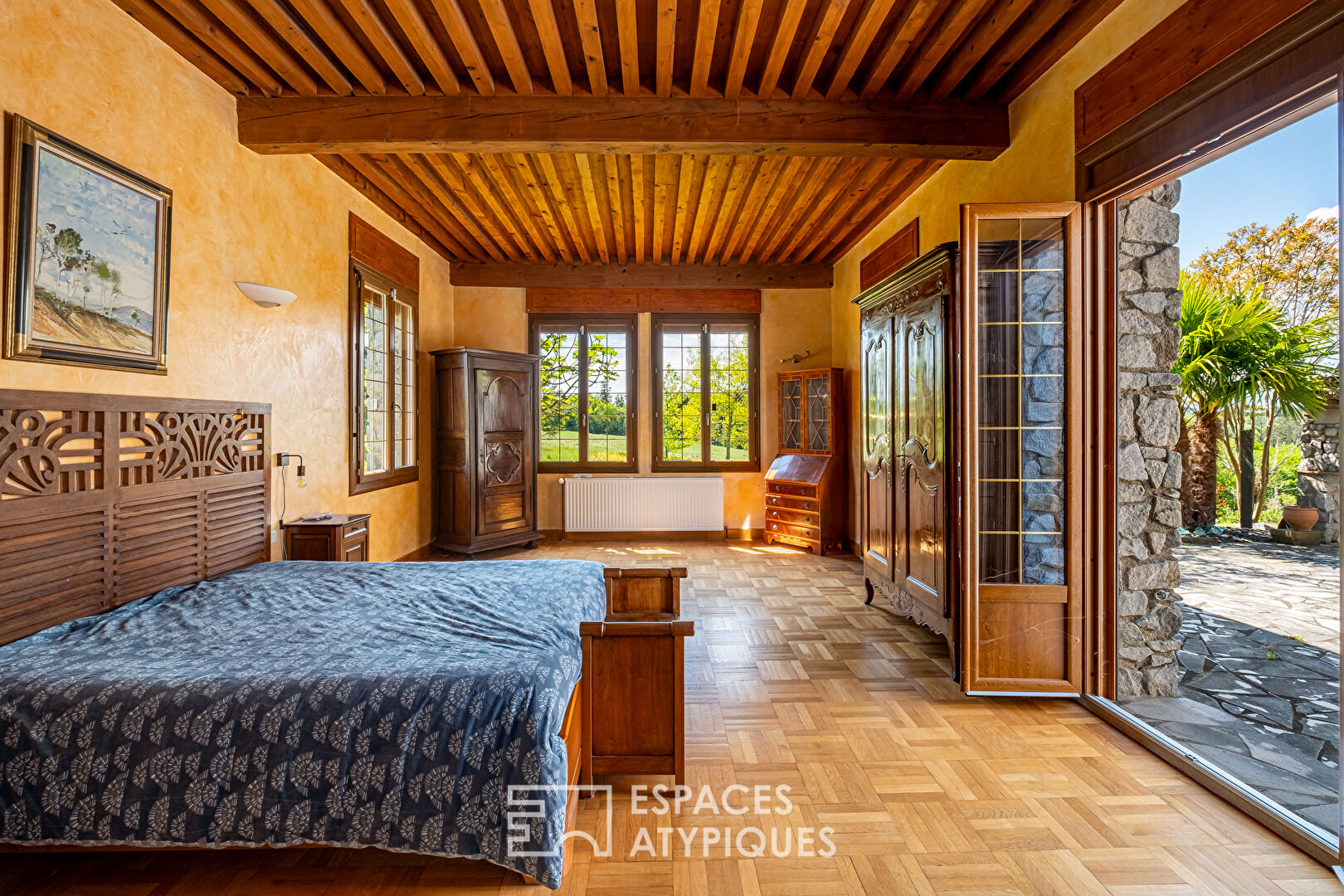 Maison en pierre avec vue les monts du Lyonnais dans un cadre bucolique