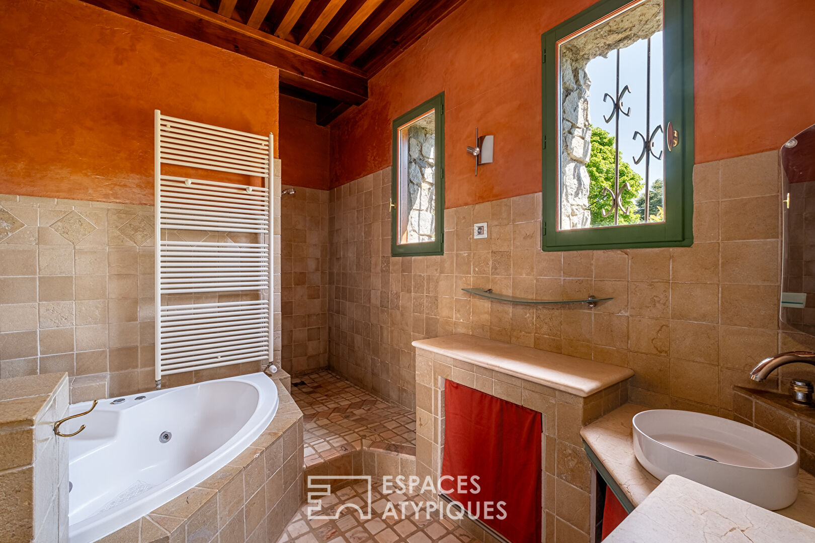 Maison en pierre avec vue les monts du Lyonnais dans un cadre bucolique