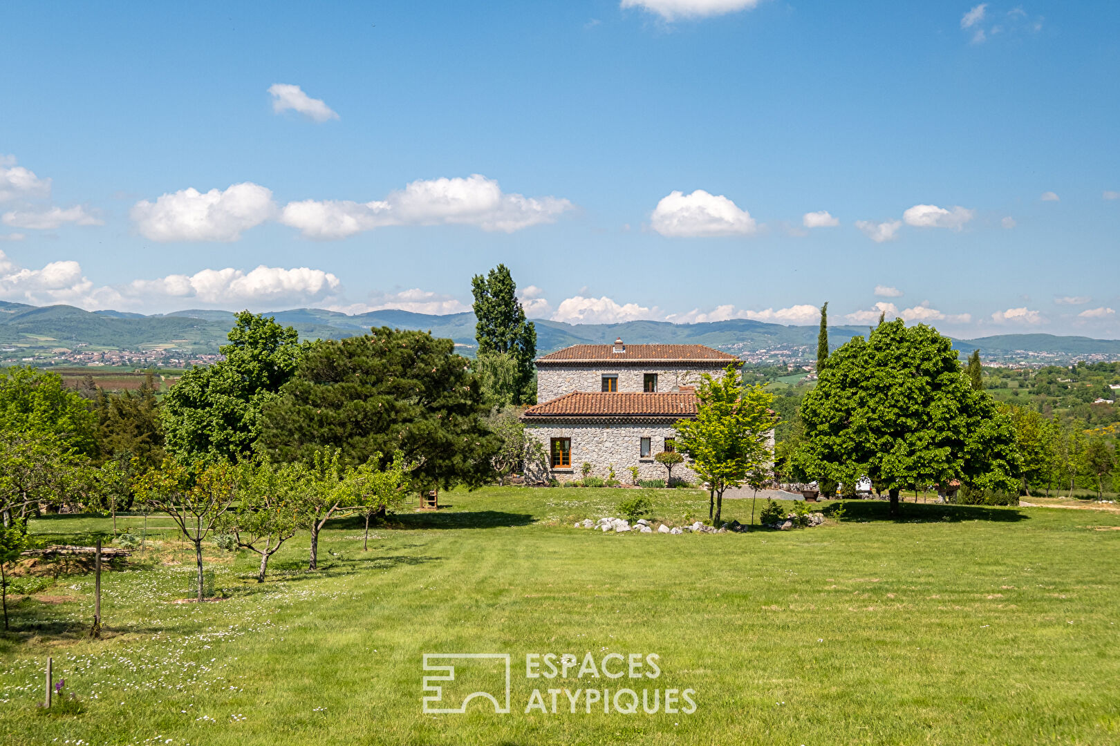 Maison en pierre avec vue les monts du Lyonnais dans un cadre bucolique