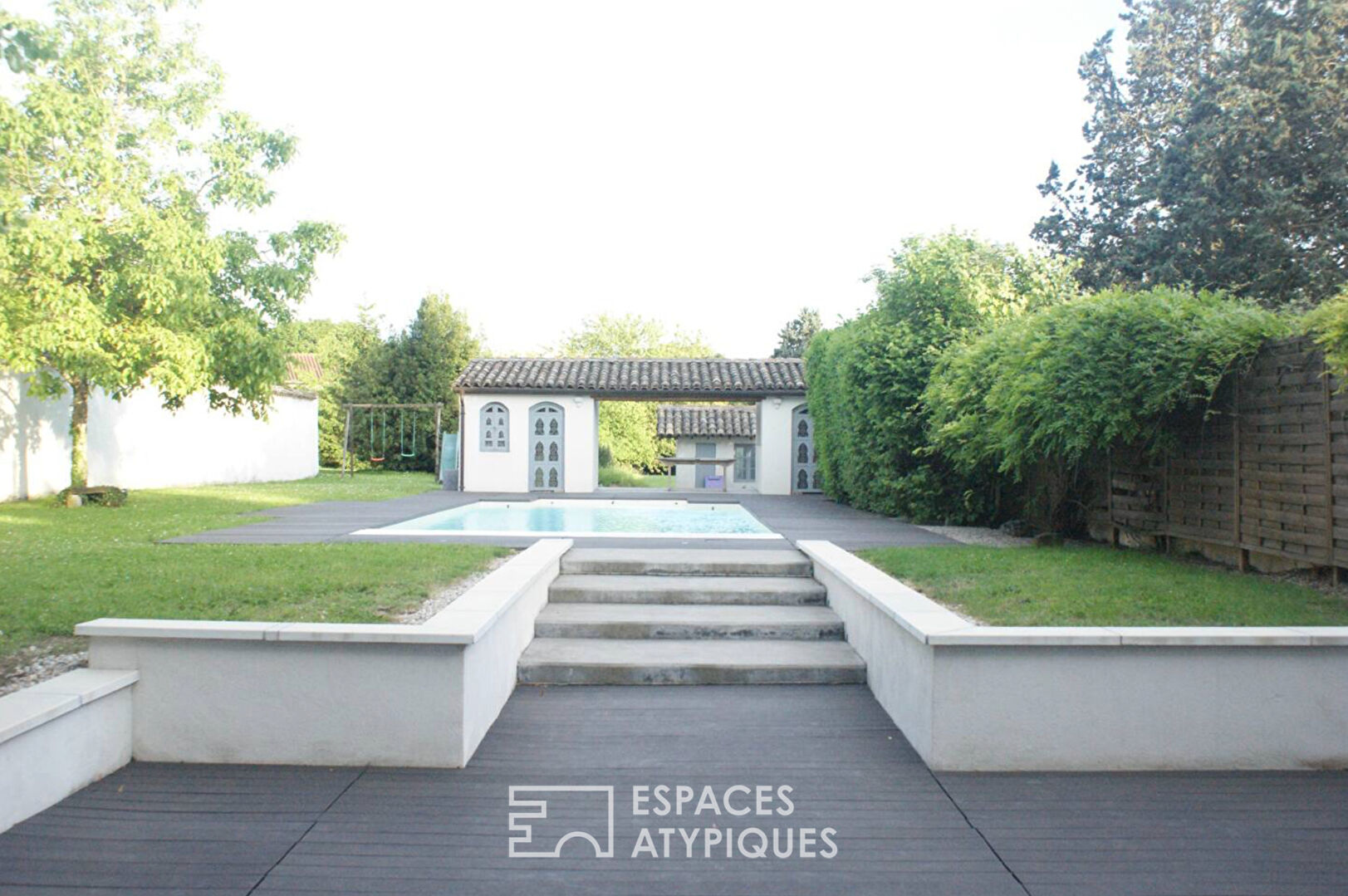 Maison familiale en pisé avec piscine