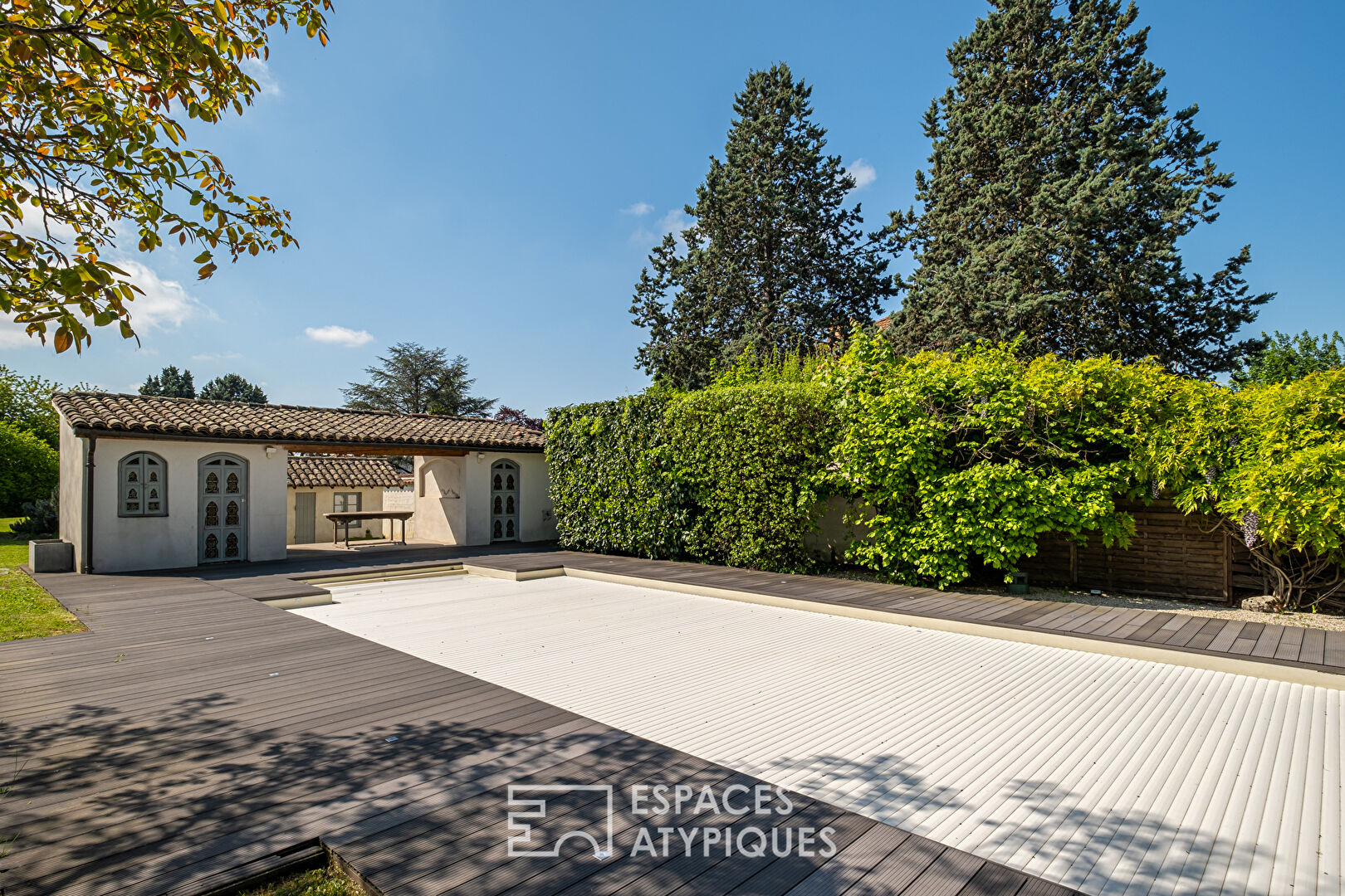 Maison familiale en pisé avec piscine