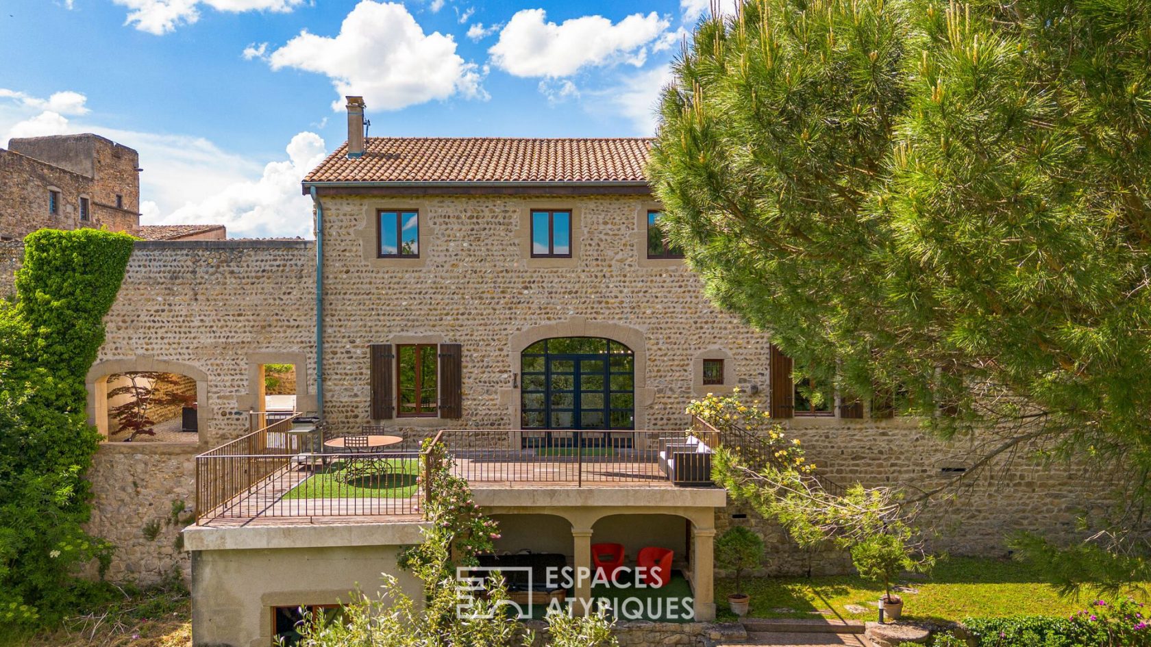 Ancien corps de ferme rénové en esprit loft avec vue panoramique