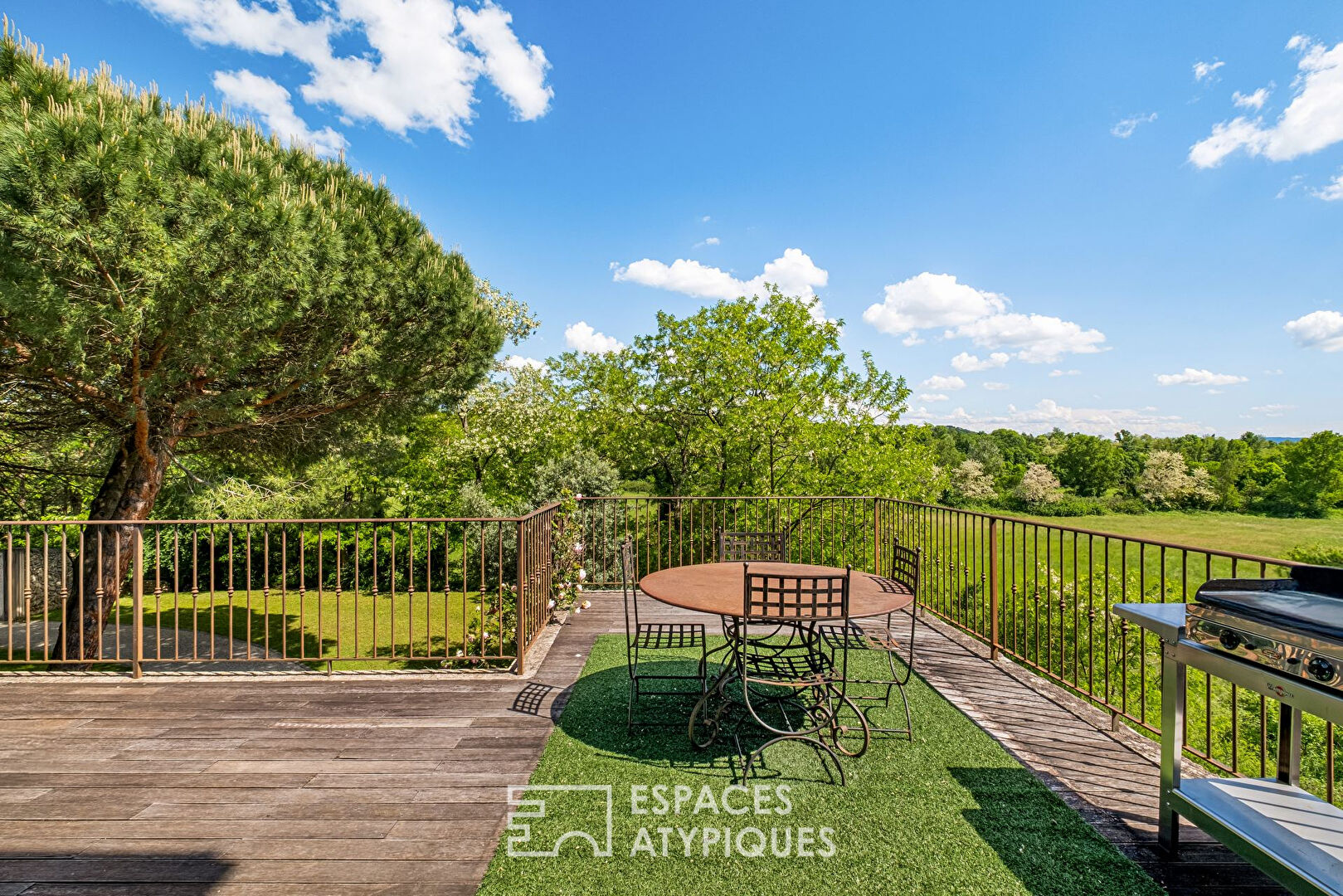 Ancien corps de ferme rénové en esprit loft avec vue panoramique