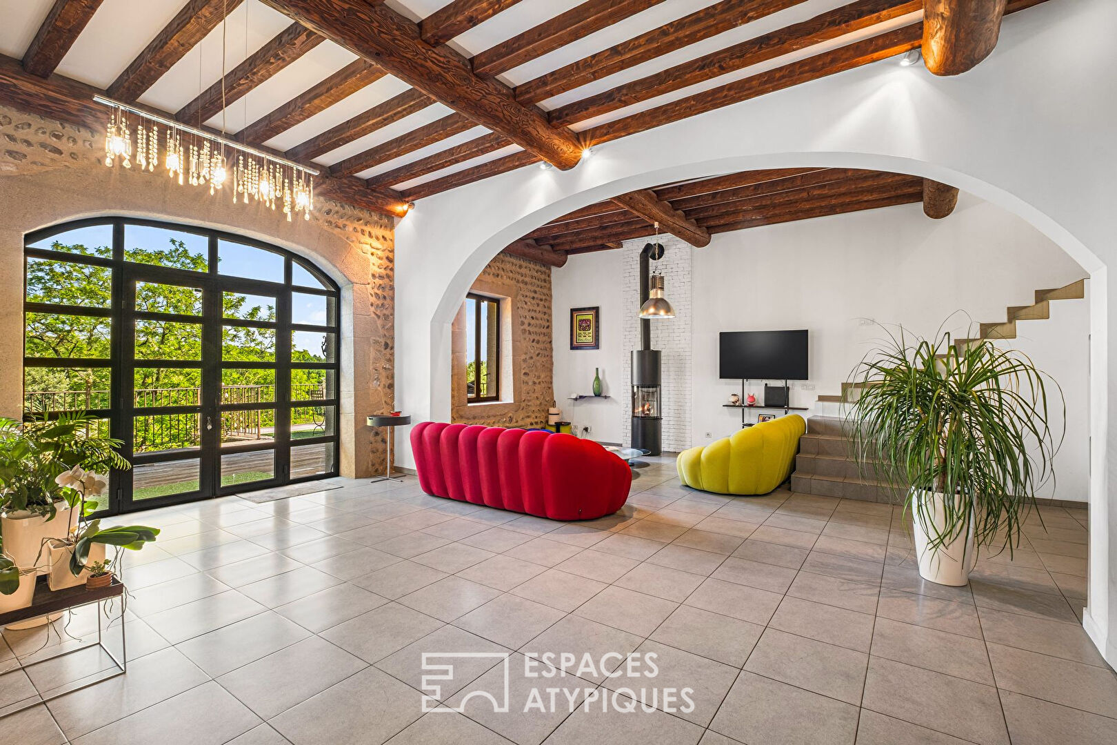Ancien corps de ferme rénové en esprit loft avec vue panoramique